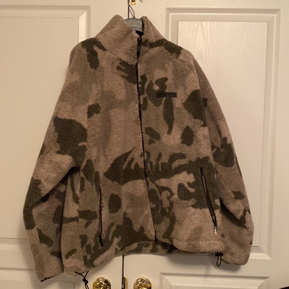 Essentials Fear of God thick fleece like zip up jacket with pockets .